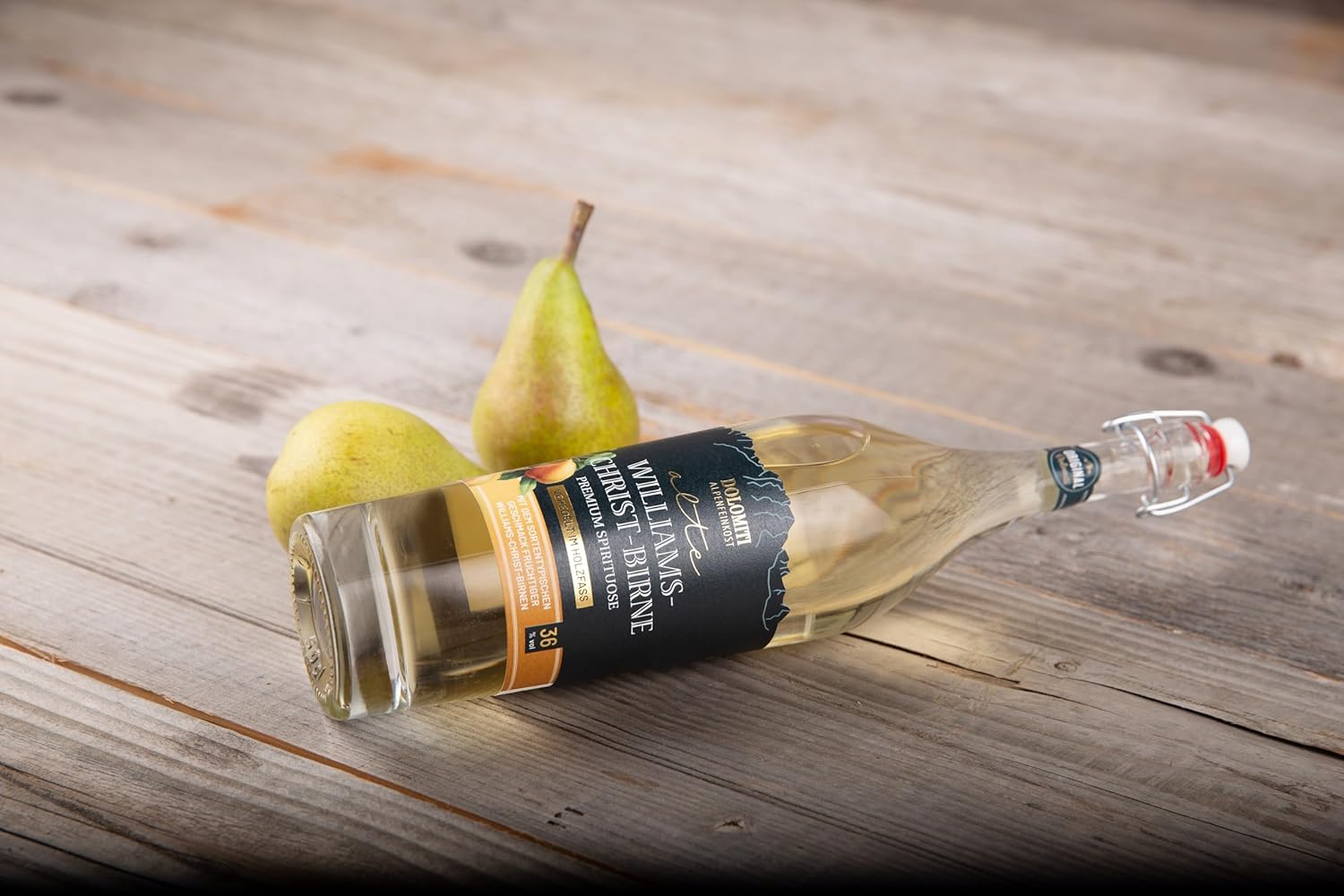 DOLOMITI Alte Williams-Christ-Birne 36 % vol. – Premium Williams-Schnaps aus dem Barrique-Fass – 1  l in Bügelflasche – Fruchtige Spirituose – Original aus Österreich